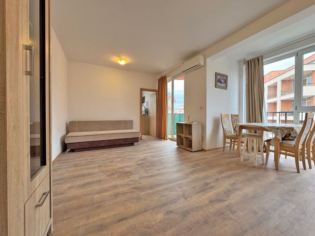 Byt s jednou ložnicí s výhledem na bazén v prestižním komplexu v Slunečném pobřeží