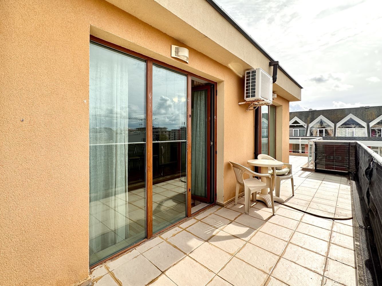  Prostorné studio s působivou panoramatickou terasou na Slunečním pobřeží