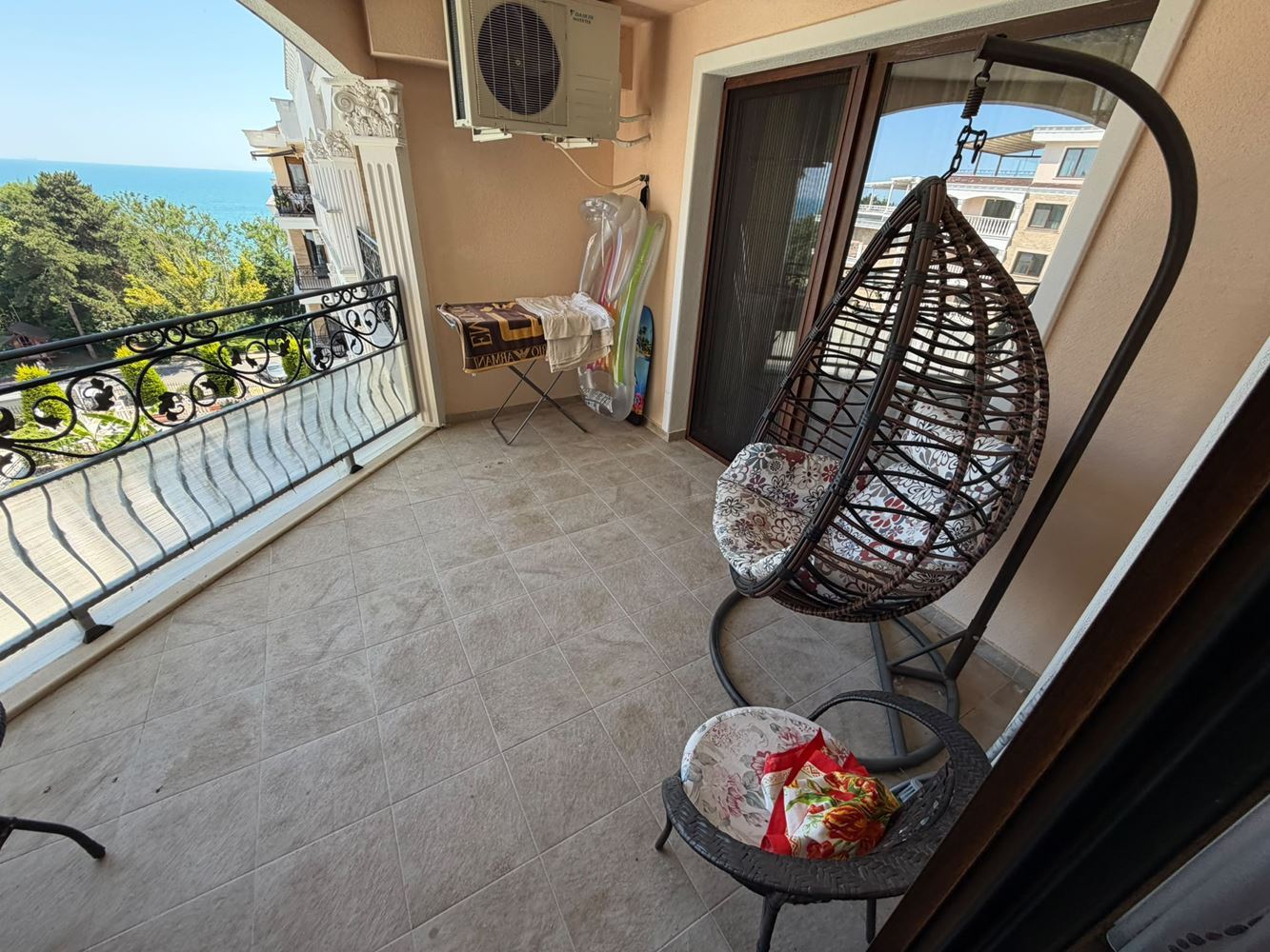 Prostorný 2pokojový apartmán s panoramatickým výhledem na moře v luxusním komplexu na první linii v Nesebaru