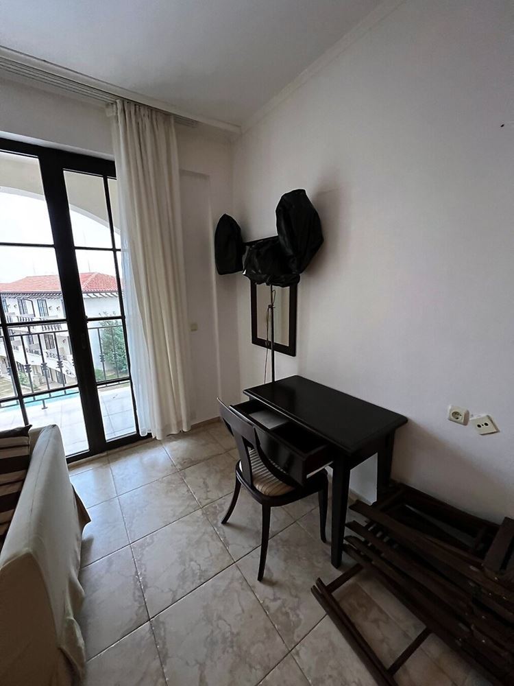 Jedinečný apartmán se dvěma ložnicemi, panoramatickým výhledem na moře a bazén, v první linii u moře v Obzoru