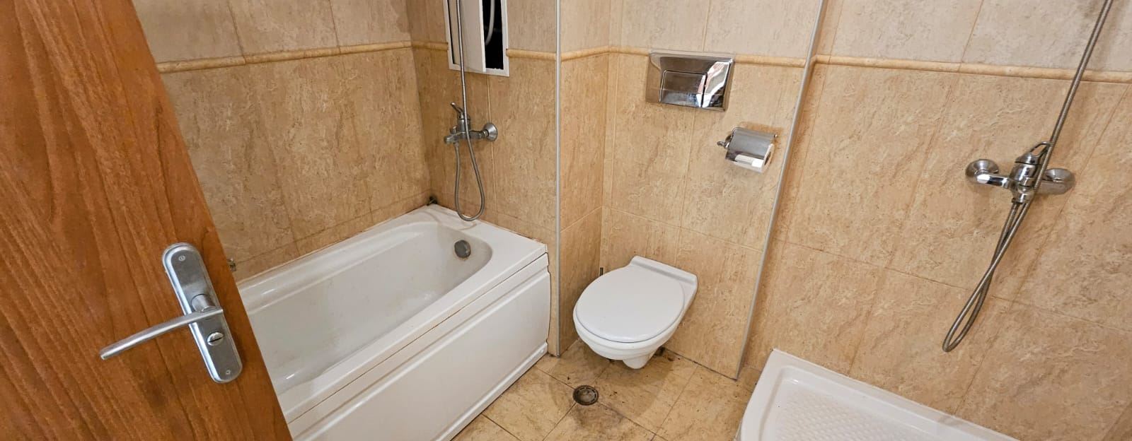 Prostorný apartmán s jednou ložnicí s výhledem na bazén – zařízený, s Aktem 16 a připravený k nastěhování