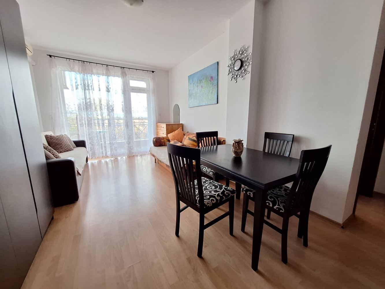 Prostorný byt s jednou ložnicí v luxusním komplexu s bazény a sportovními zařízeními