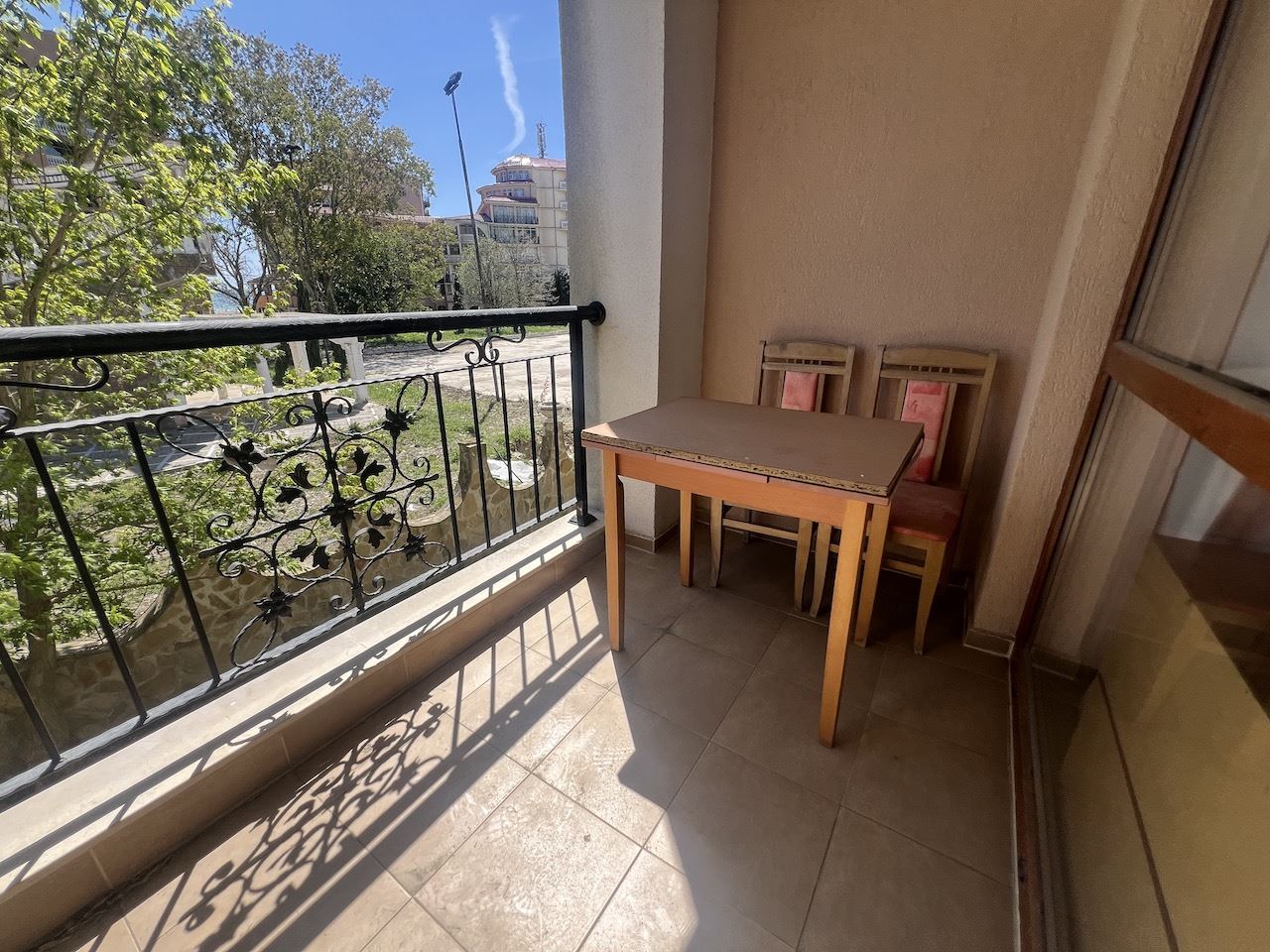 Útulné studio v srdci Elenite – jen pár minut od pláže, v uzavřeném komplexu s bazénem a skvělým zázemím