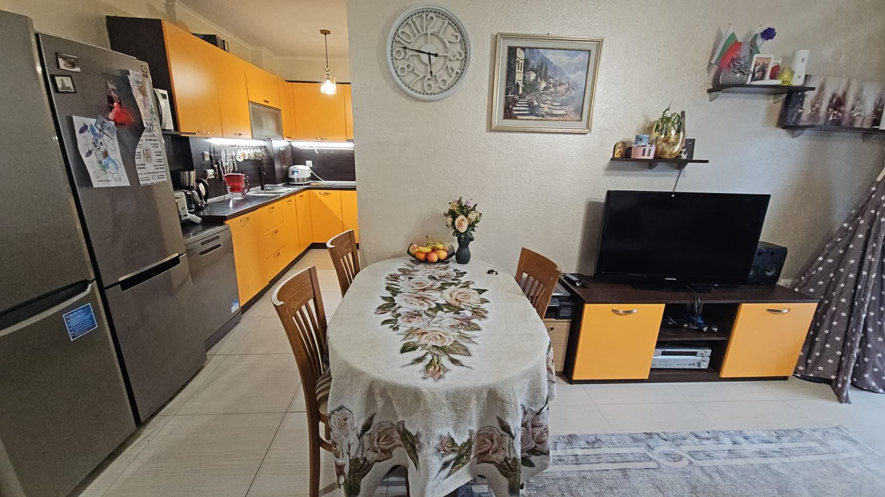 Třípokojový apartmán v uzavřeném komplexu ve Sveti Vlas – pouhých 300 m od pláže