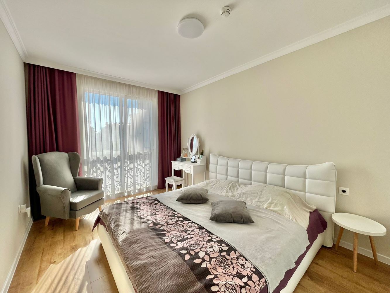 Luxusní apartmán se dvěma ložnicemi na dvou úrovních v srdci Ravdy – novostavba s bazénem a prémiovým komfortem