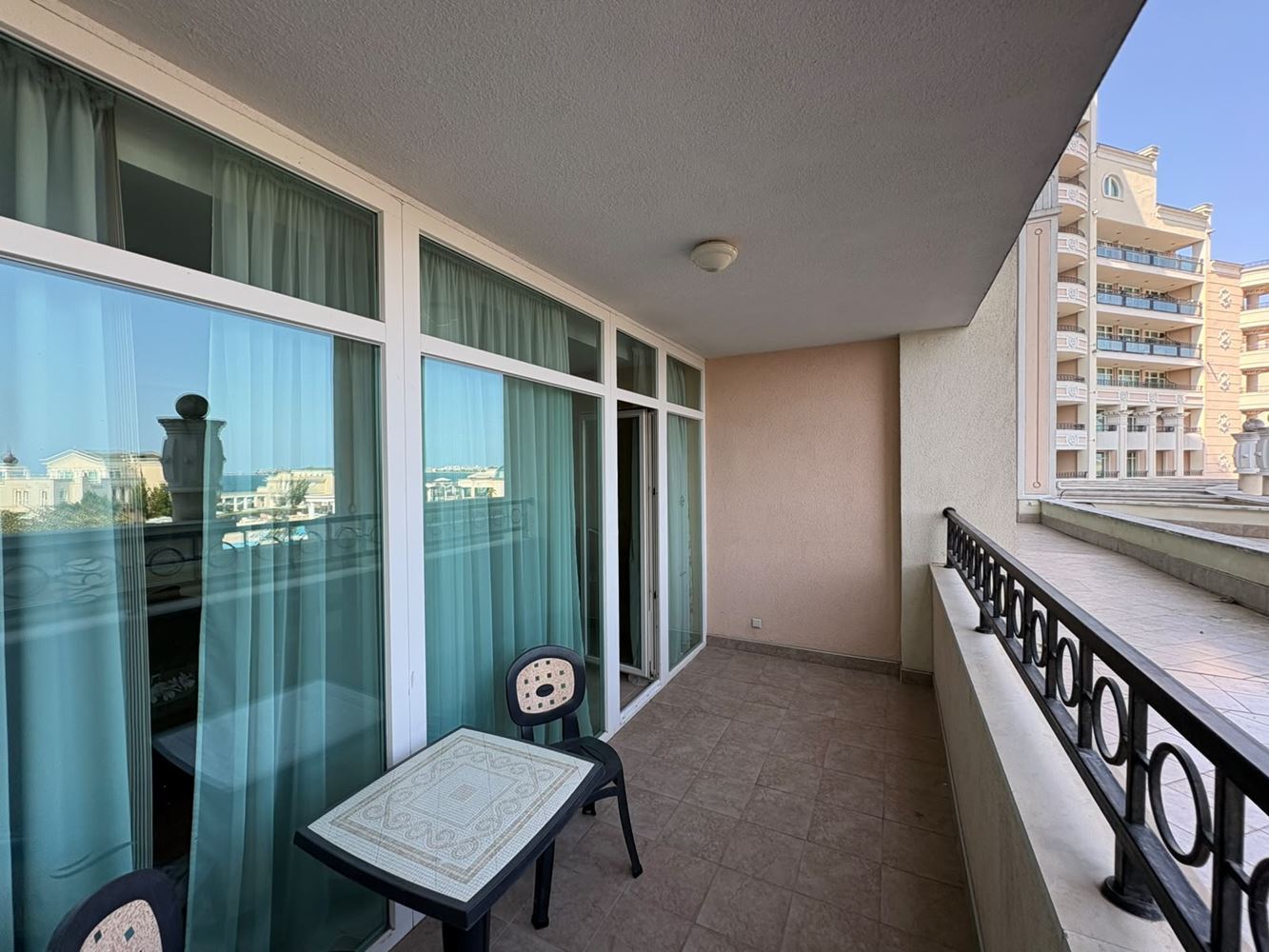 Luxusní apartmán s jednou ložnicí s výhledem na moře v první linii v Pomorie – prestižní nemovitost s jedinečným vybavením
