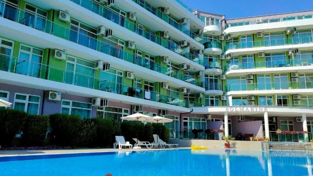 Prostorný apartmán s jednou ložnicí v moderním komplexu v srdci Slunečného pobřeží – skvělá investice a připraven k nastěhování