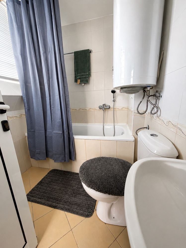 Útulný apartmán s jednou ložnicí a výhledem na moře ve Svatém Vlasu – klid, komfort a skvělá investice