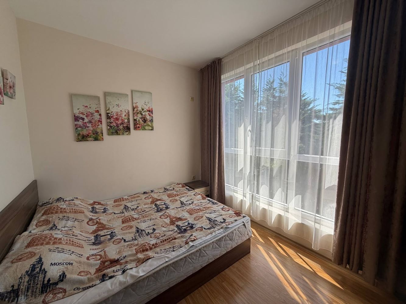 Apartmán s jednou ložnicí v srdci Ravdy – útulné bydlení s výhledem do zeleně