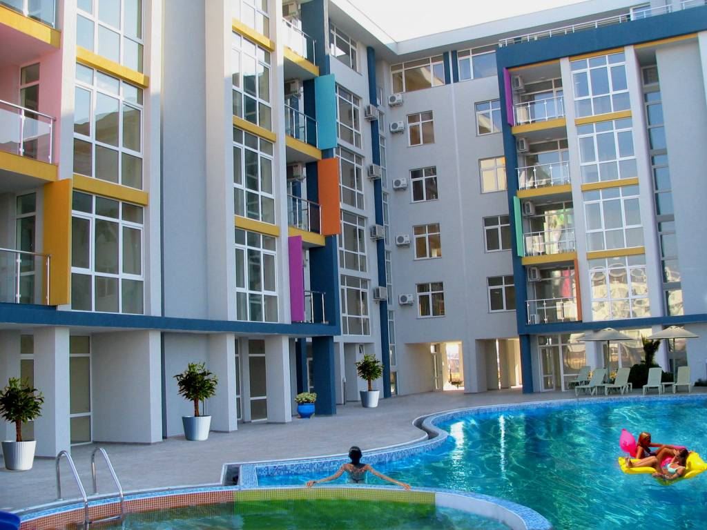 Slunný a prostorný 2pokojový apartmán v Slunečném pobřeží – plně zařízený s vynikajícím zázemím v komplexu