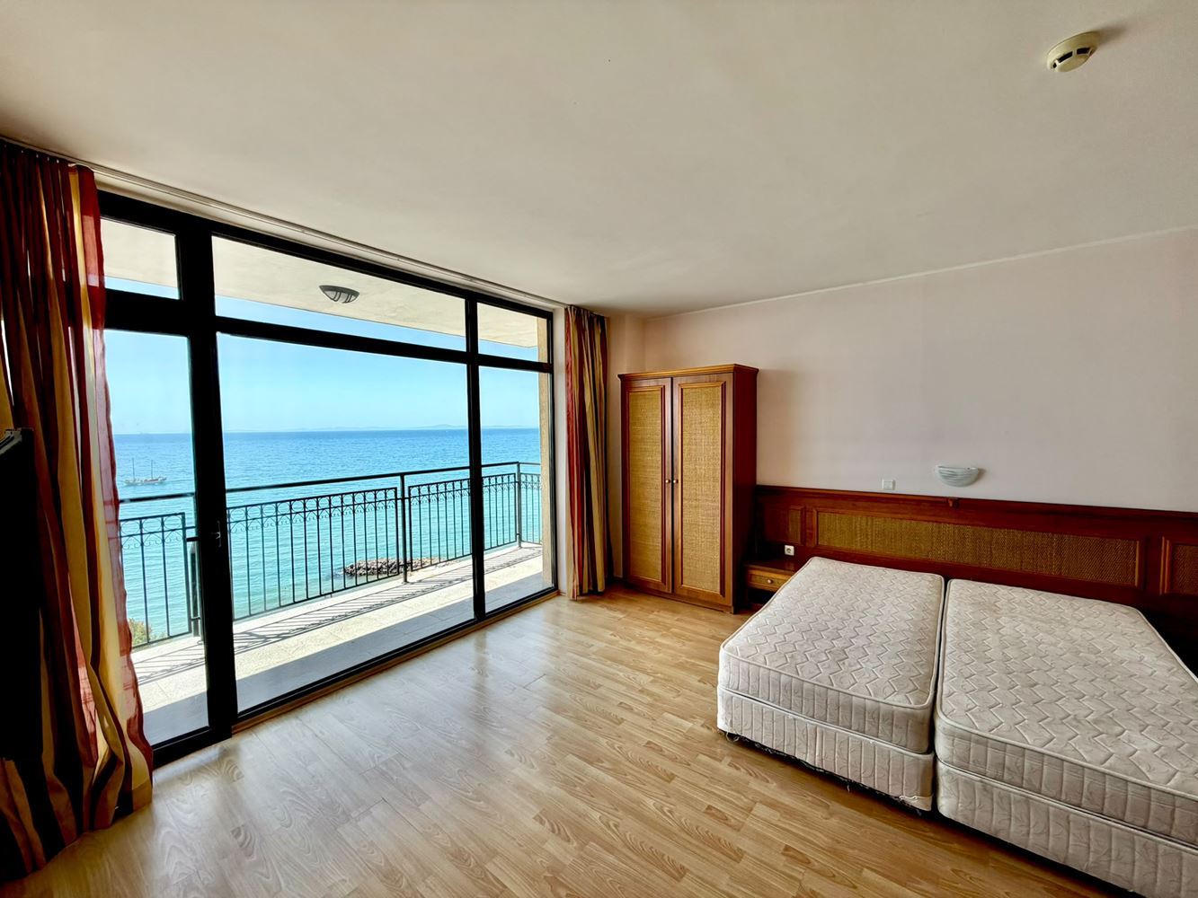 Apartmán s jednou ložnicí s panoramatickým výhledem na moře v první linii u moře ve Svatém Vlasu