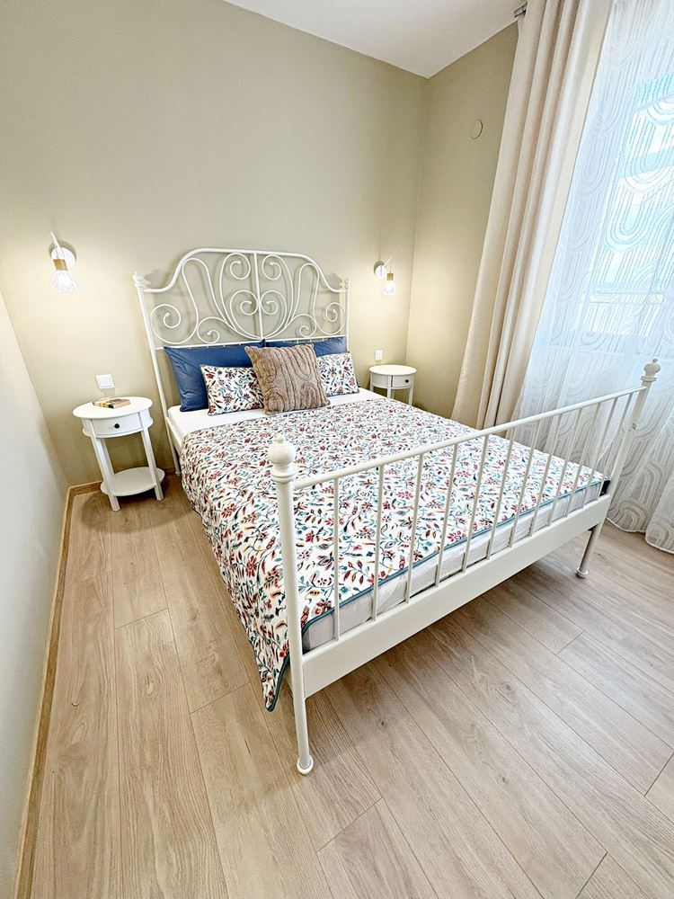 Stylový byt s jednou ložnicí s nízkým poplatkem za údržbu ve výborném komplexu na Slunečném pobřeží – připraven k nastěhování nebo investici