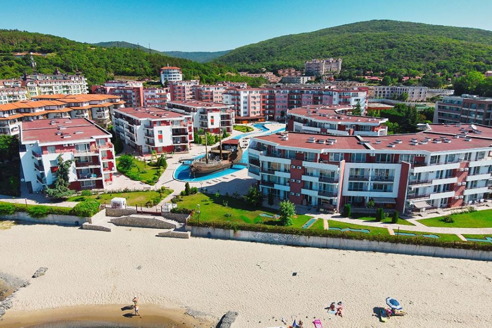 Apartmán v první linii u moře v Elenite – kompletní rekonstrukce, elektřina pro běžné bydlení a přímý přístup na pláž