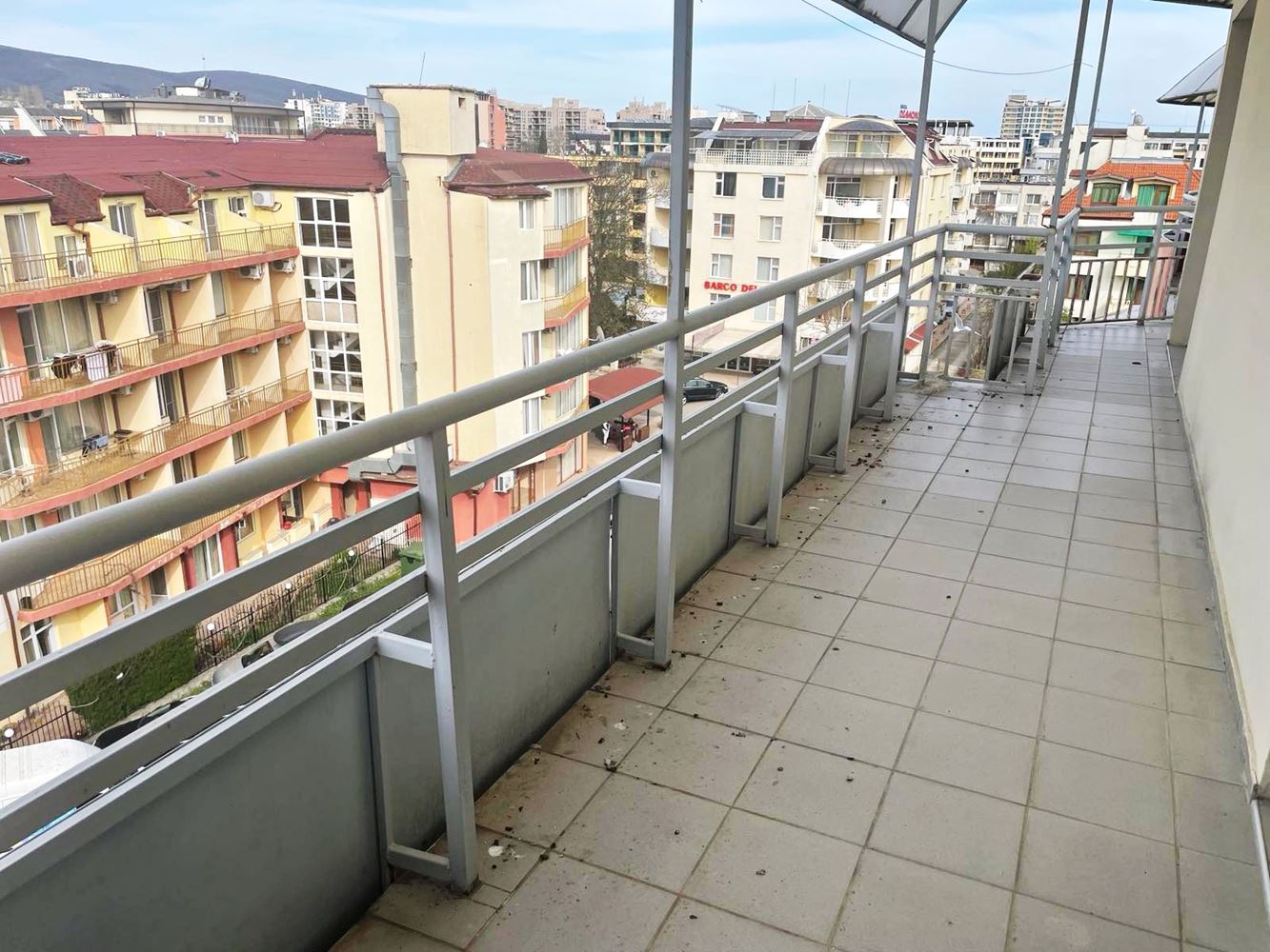 Prostorný panoramatický apartmán se dvěma ložnicemi ve Slunečném pobřeží