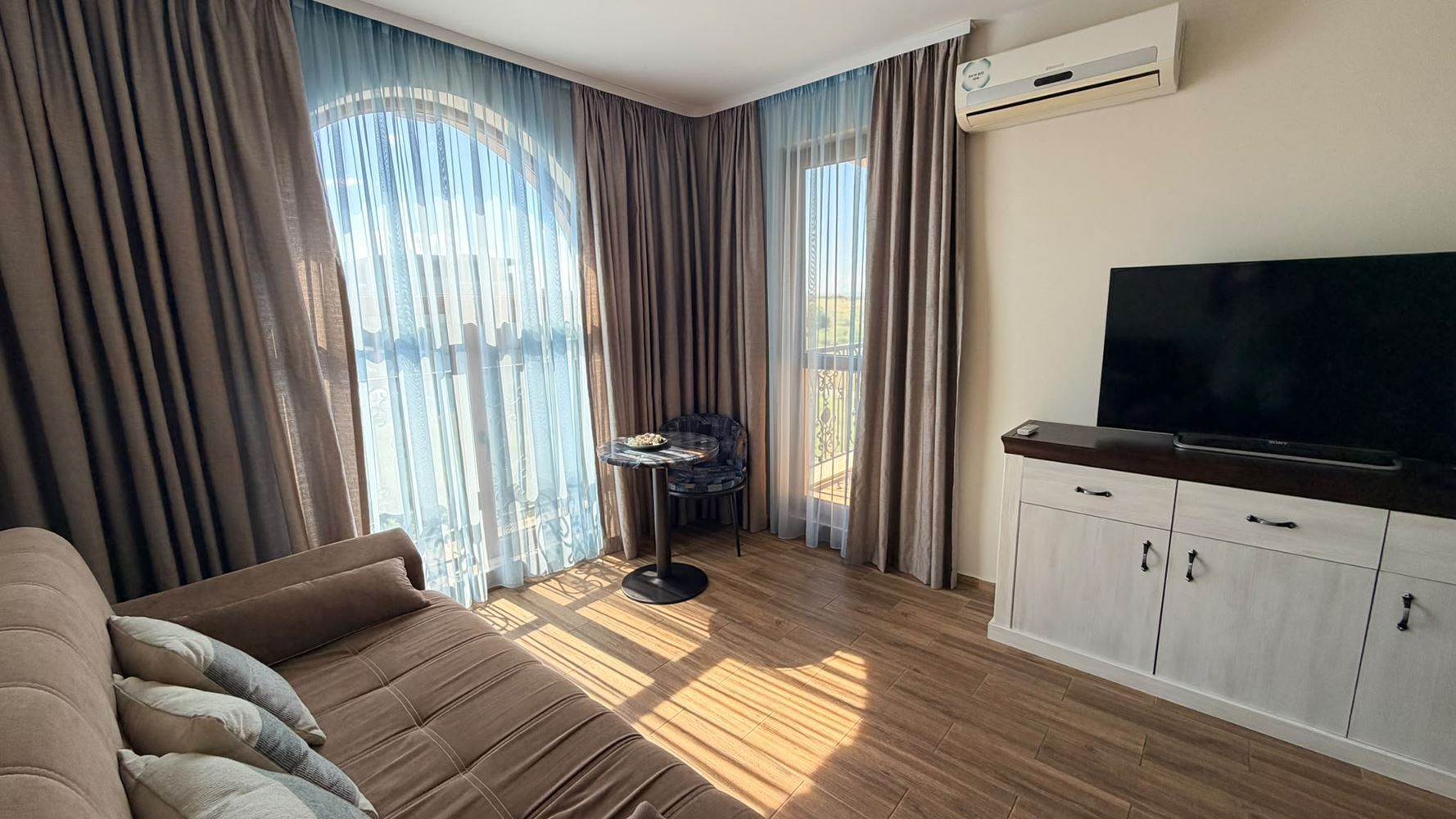 Dvouložnicový apartmán s panoramatickým výhledem, jen krok od moře v Ravdě