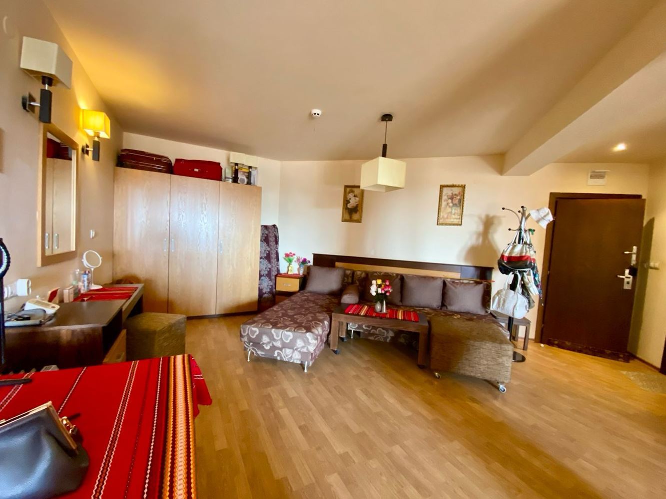 Prostorné plně zařízené studio s výhledem na bazén ve Slunečném pobřeží – komfort, klid a skvělá investice