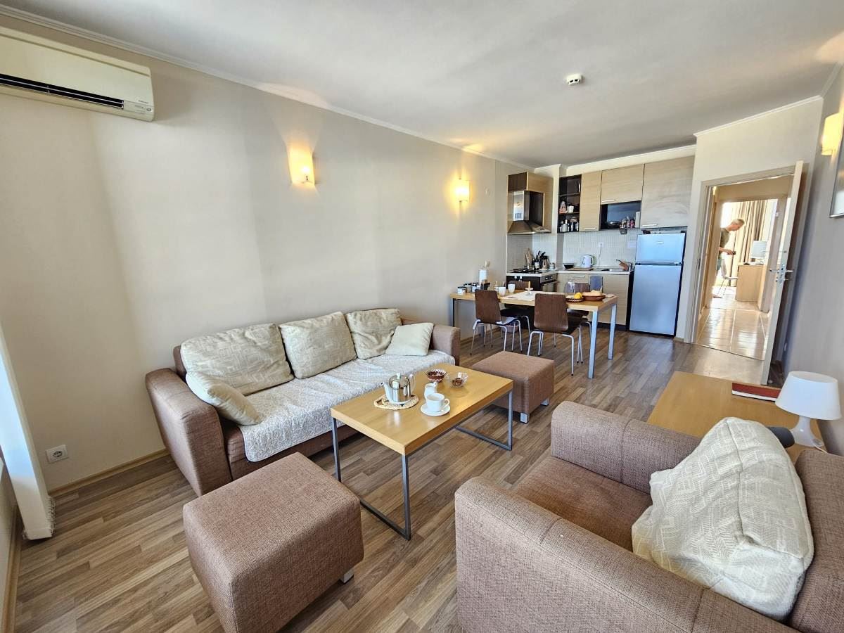 Luxusní apartmán se třemi ložnicemi na první linii u moře v Obzoru – panoramatický výhled na moře a hory
