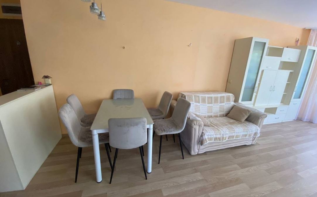 Apartmán se dvěma ložnicemi 50 metrů od pláže v Ravdě – moderní budova, komfort a vynikající poloha