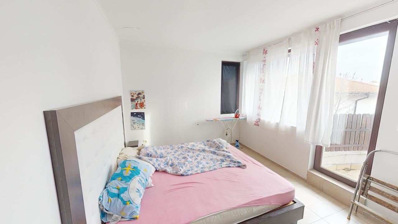 Prostorný byt se dvěma ložnicemi v blízkosti Slunečného pobřeží – moderní komfort a SPA vybavení po celý rok
