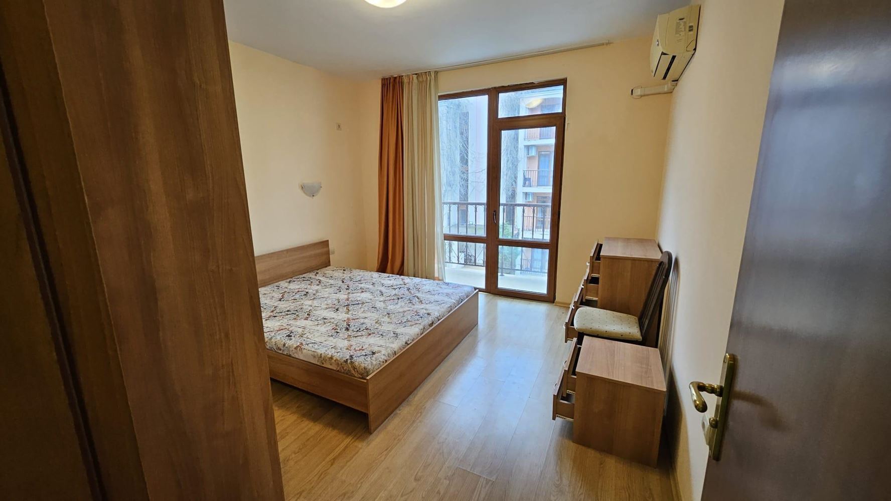 Prostorný apartmán se dvěma ložnicemi v Primorsku – komfort, klid a nízký poplatek za údržbu