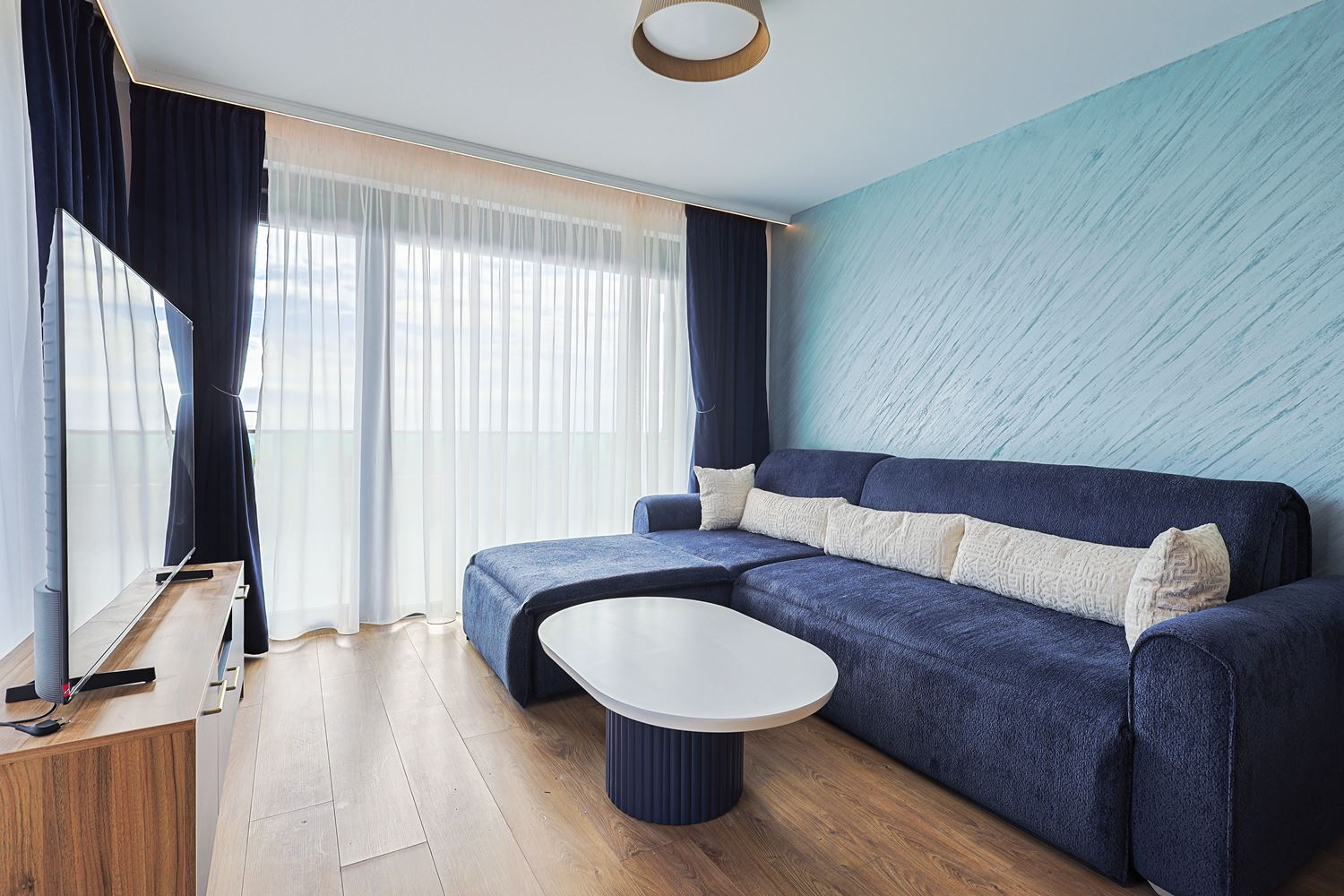 Dvoupokojový apartmán s výhledem na moře a designovou rekonstrukcí v zeleném komplexu ve Slunečném pobřeží