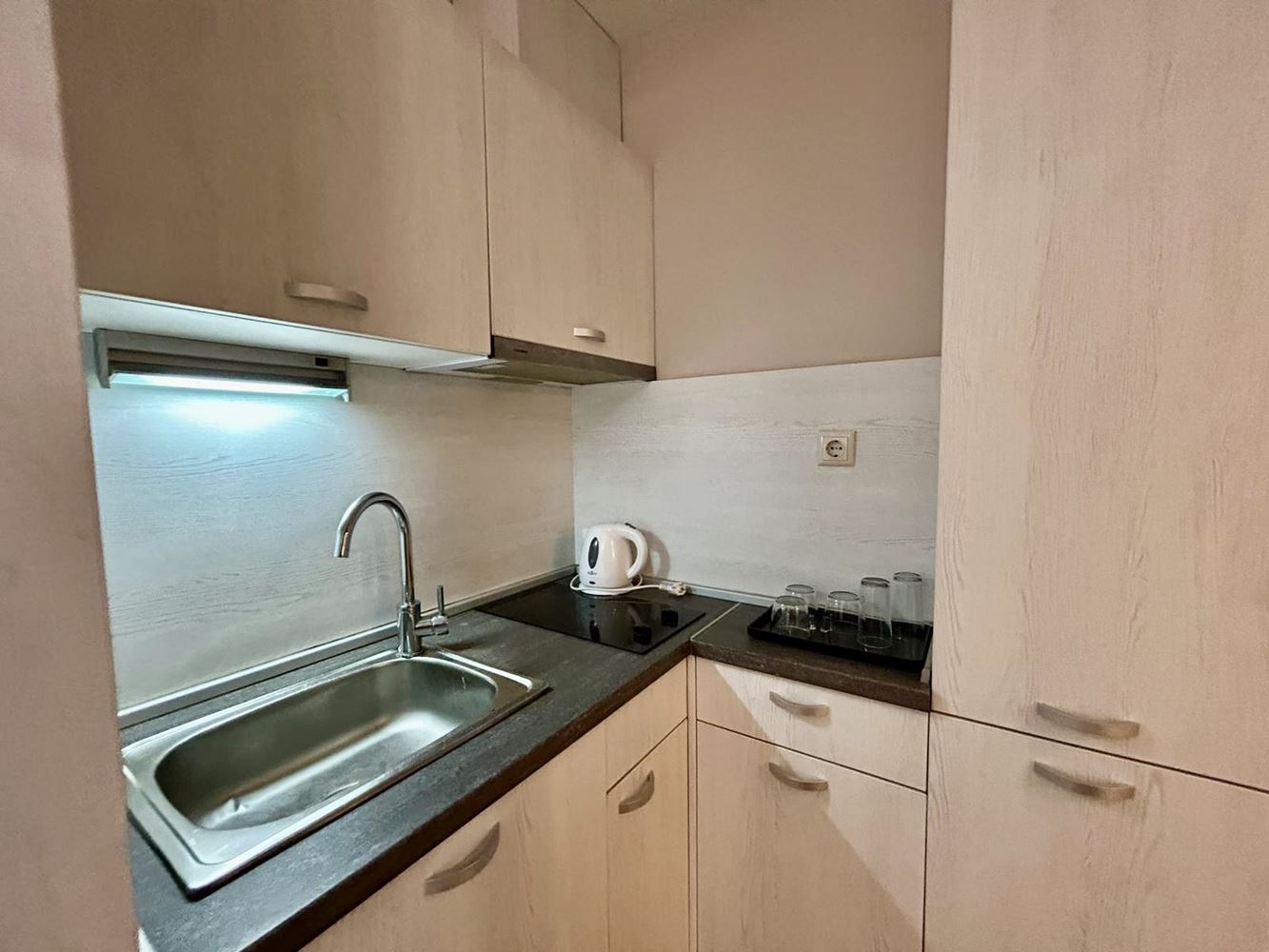 Světlé a útulné studio s výhledem na krásný vnitřní areál – komfort a klid v moderním komplexu