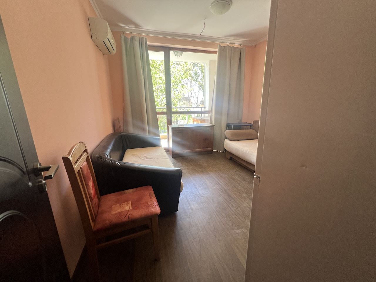 Útulné studio v srdci Elenite – jen pár minut od pláže, v uzavřeném komplexu s bazénem a skvělým zázemím