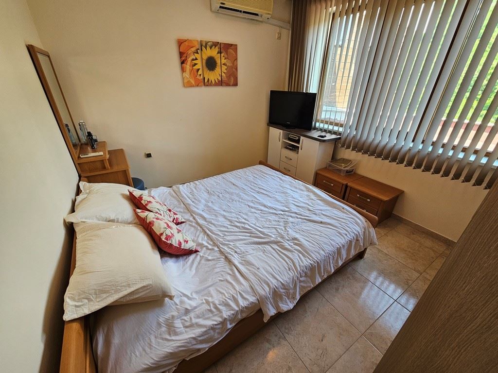 Panoramatický apartmán se dvěma ložnicemi jen pár metrů od pláže v Elenite s úžasným výhledem na záliv