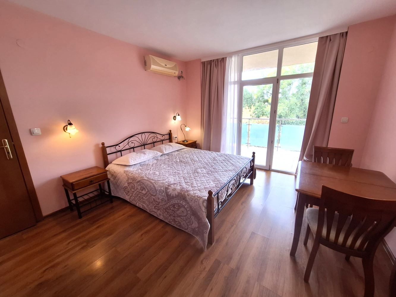 Prostorný a plně zařízený apartmán s jednou ložnicí v blízkosti pláže