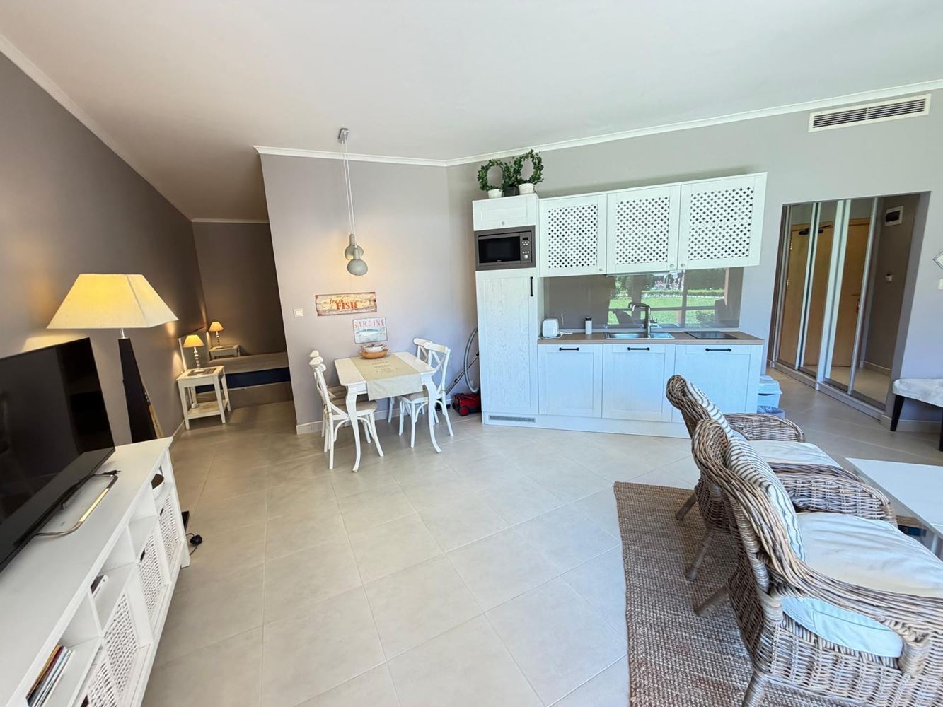 Apartmán s jednou ložnicí s přímým vstupem k bazénu v Sunny Beach – luxus, prostornost a prvotřídní vybavení