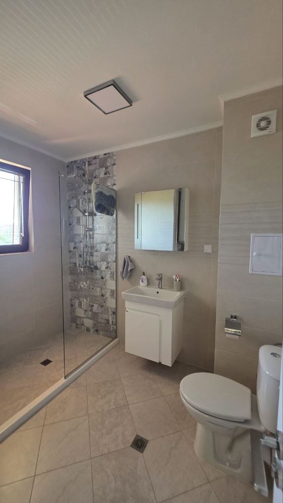 Prostorný apartmán se dvěma ložnicemi s částečným výhledem na moře v prestižním komplexu v Nesebaru – připravený pro své nové majitele