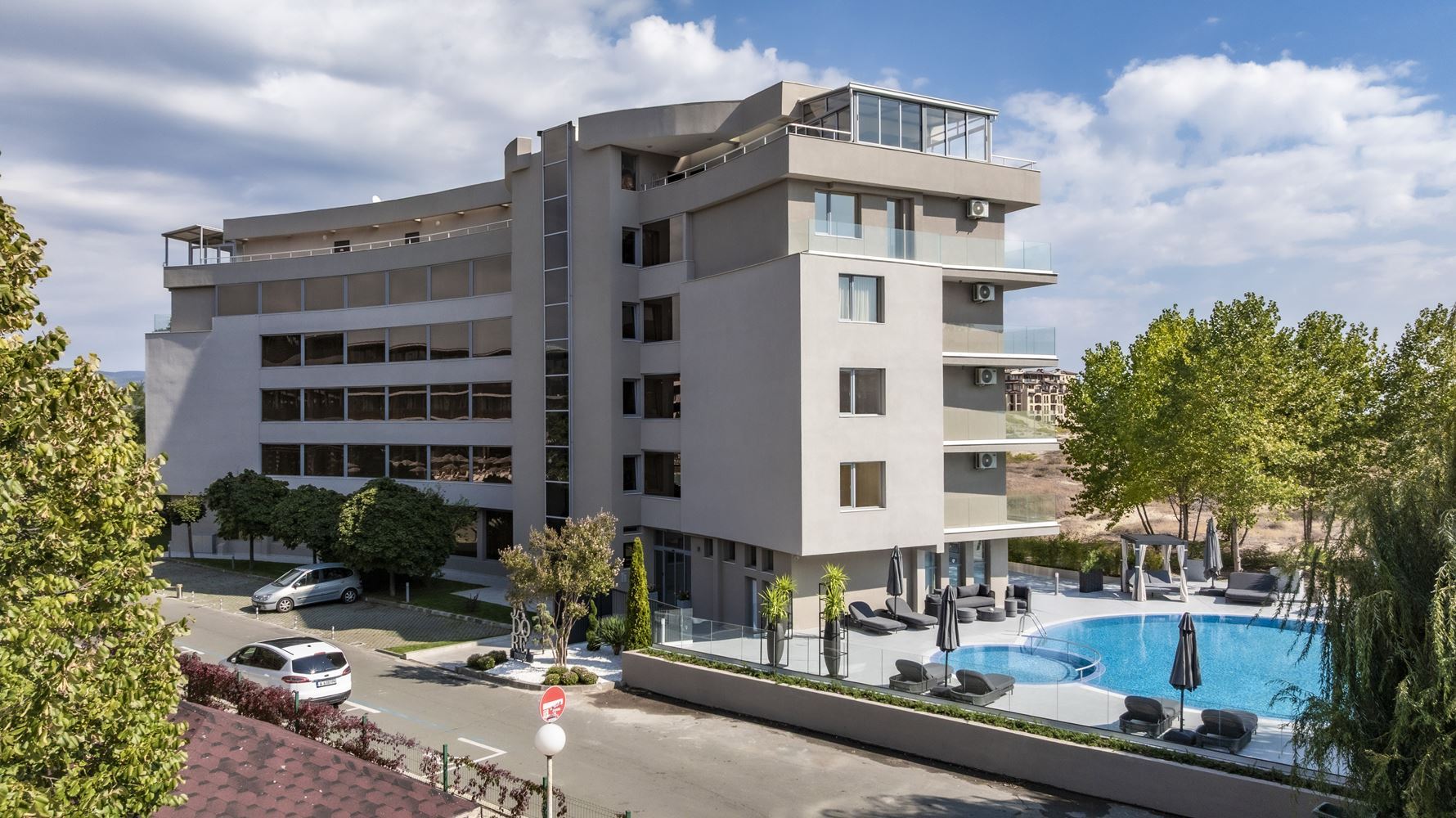 Luxusní byt se dvěma ložnicemi v první linii u moře na Slunečném pobřeží – panoramatický výhled na moře a prestižní lokalita
