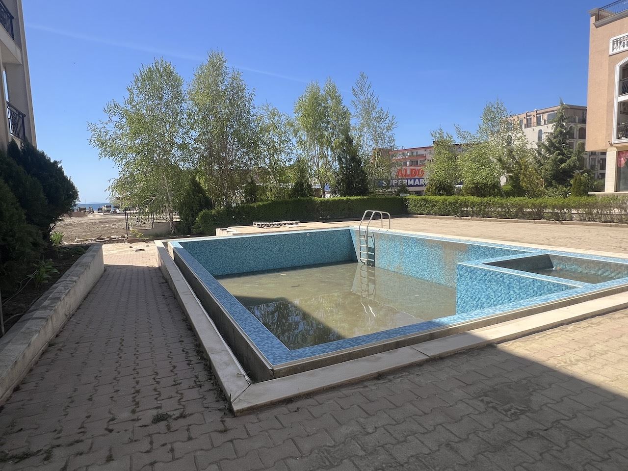 Útulné studio v srdci Elenite – jen pár minut od pláže, v uzavřeném komplexu s bazénem a skvělým zázemím