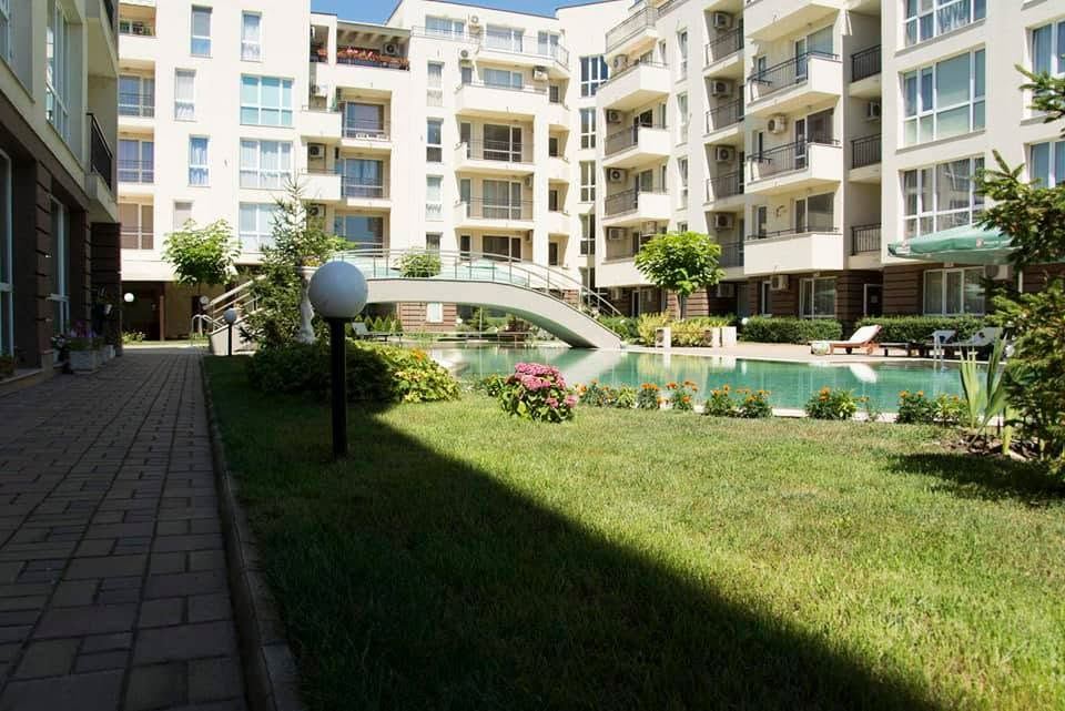 Prostorný apartmán s jednou ložnicí na Slunečném pobřeží – komfort, zeleň a skvělé zázemí v moderním komplexu