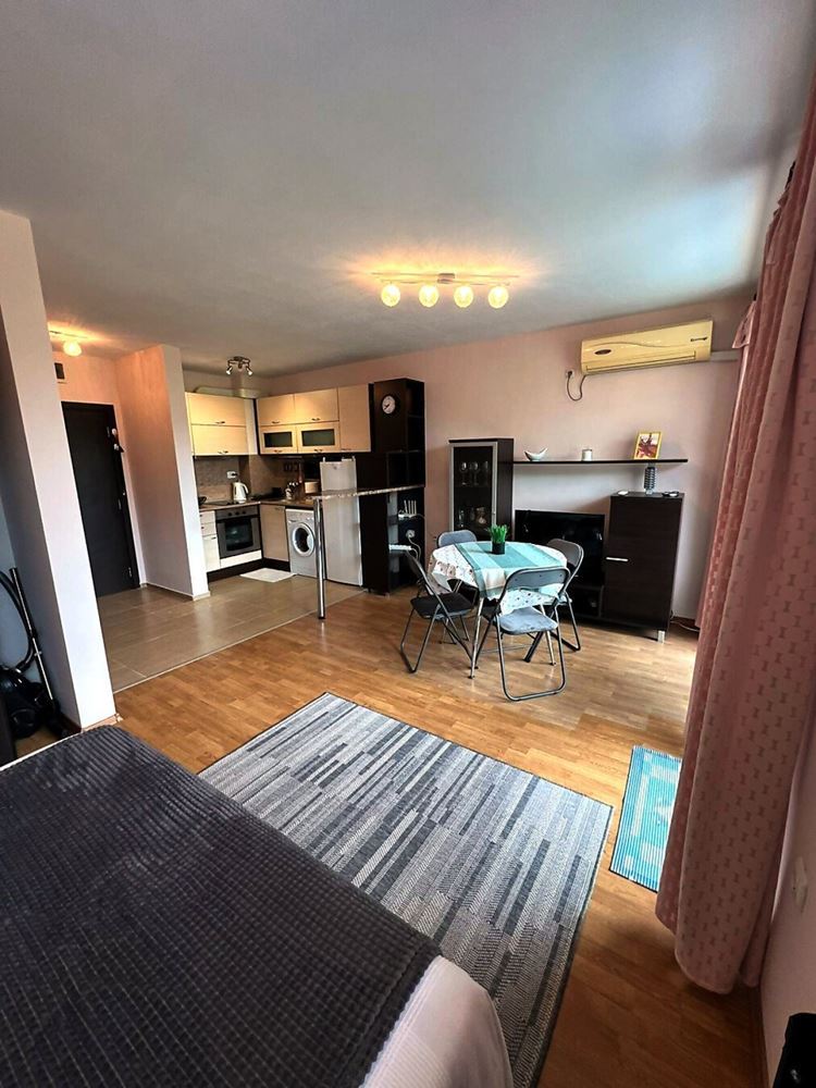 Prostorné studio s výhledem na bazén v Sunny Beach – plně zařízené
