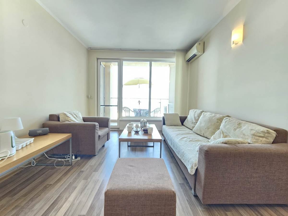 Luxusní apartmán se třemi ložnicemi na první linii u moře v Obzoru – panoramatický výhled na moře a hory