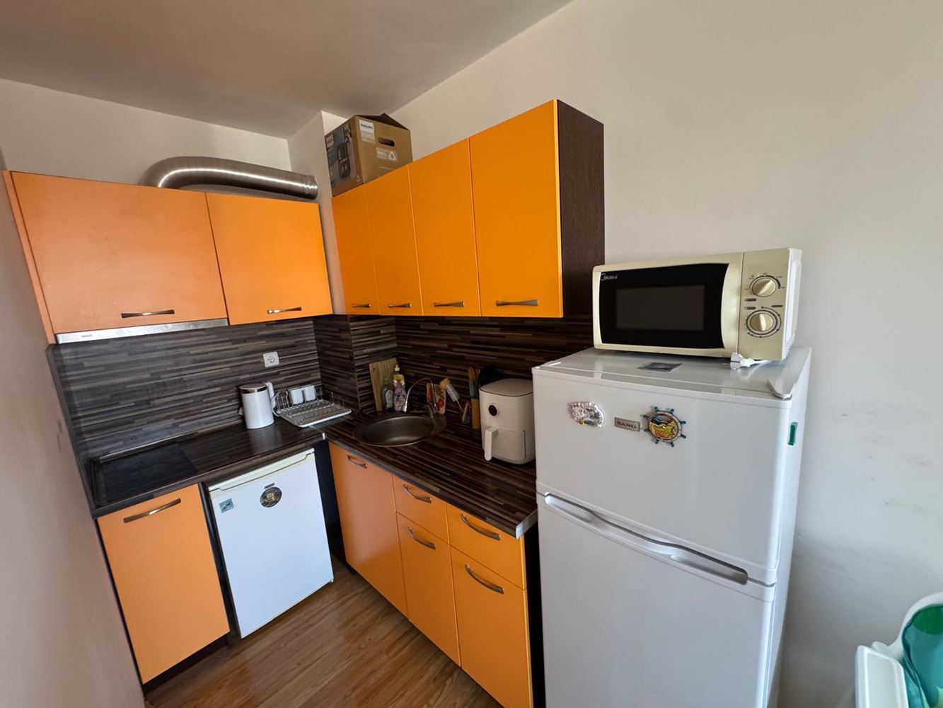Prostorné studio s výhledem na moře a oddělenou ložnicovou částí v Acheloji