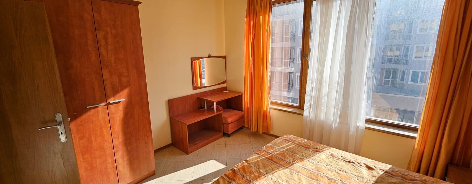 Prostorný apartmán s jednou ložnicí s výhledem na bazén – zařízený, s Aktem 16 a připravený k nastěhování