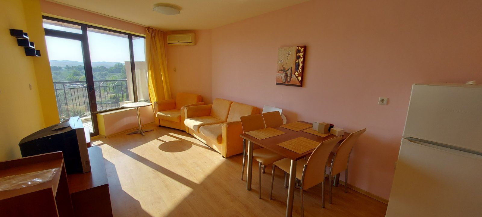 Prostorný apartmán s jednou ložnicí v komplexu s bazénem a vynikajícím vybavením ve Slunečném pobřeží