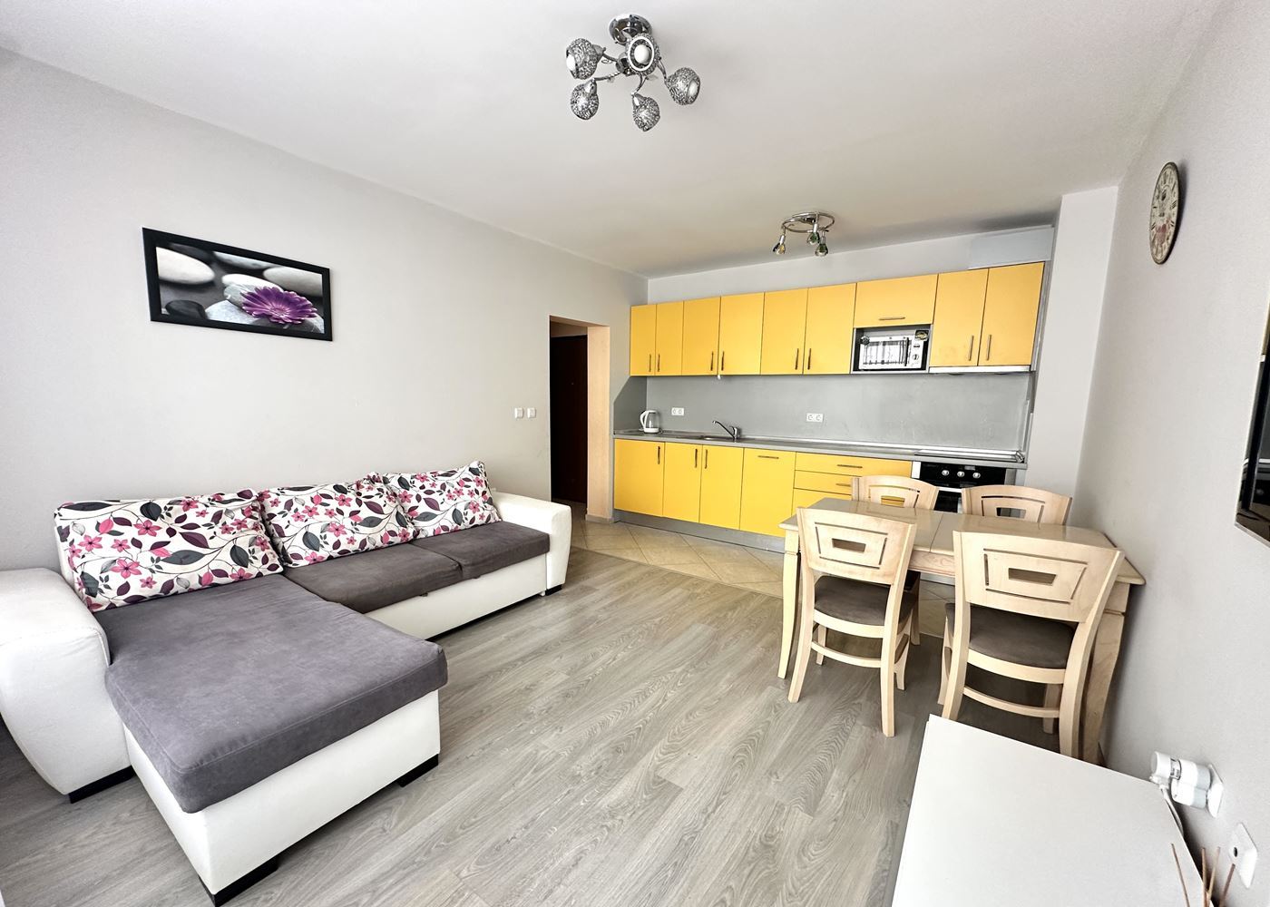 Byt s jednou ložnicí 100 m od pláže v Pomorie – komfort, pohodlí a výhled na moře