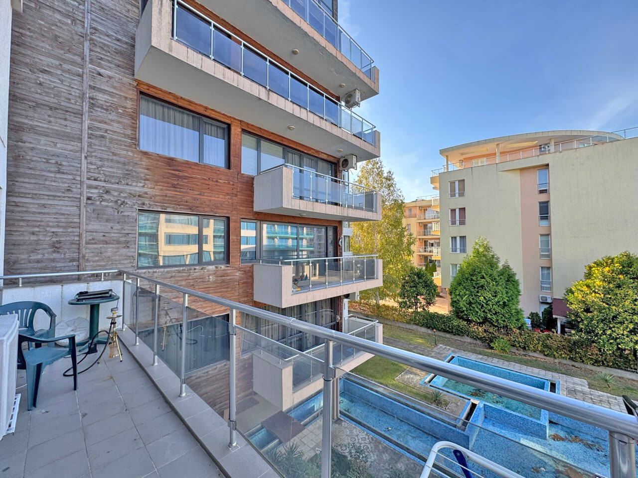 Prostorný apartmán s jednou ložnicí a nízkým poplatkem za údržbu na Slunečném pobřeží