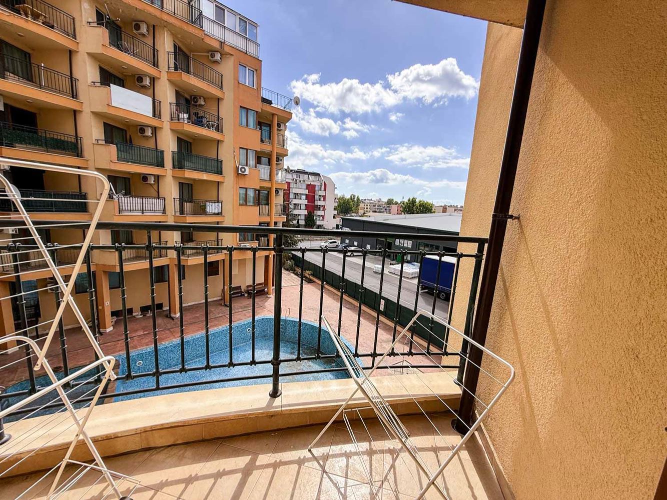 Sluneční pobřeží: útulný apartmán s jednou ložnicí s nízkým poplatkem za údržbu