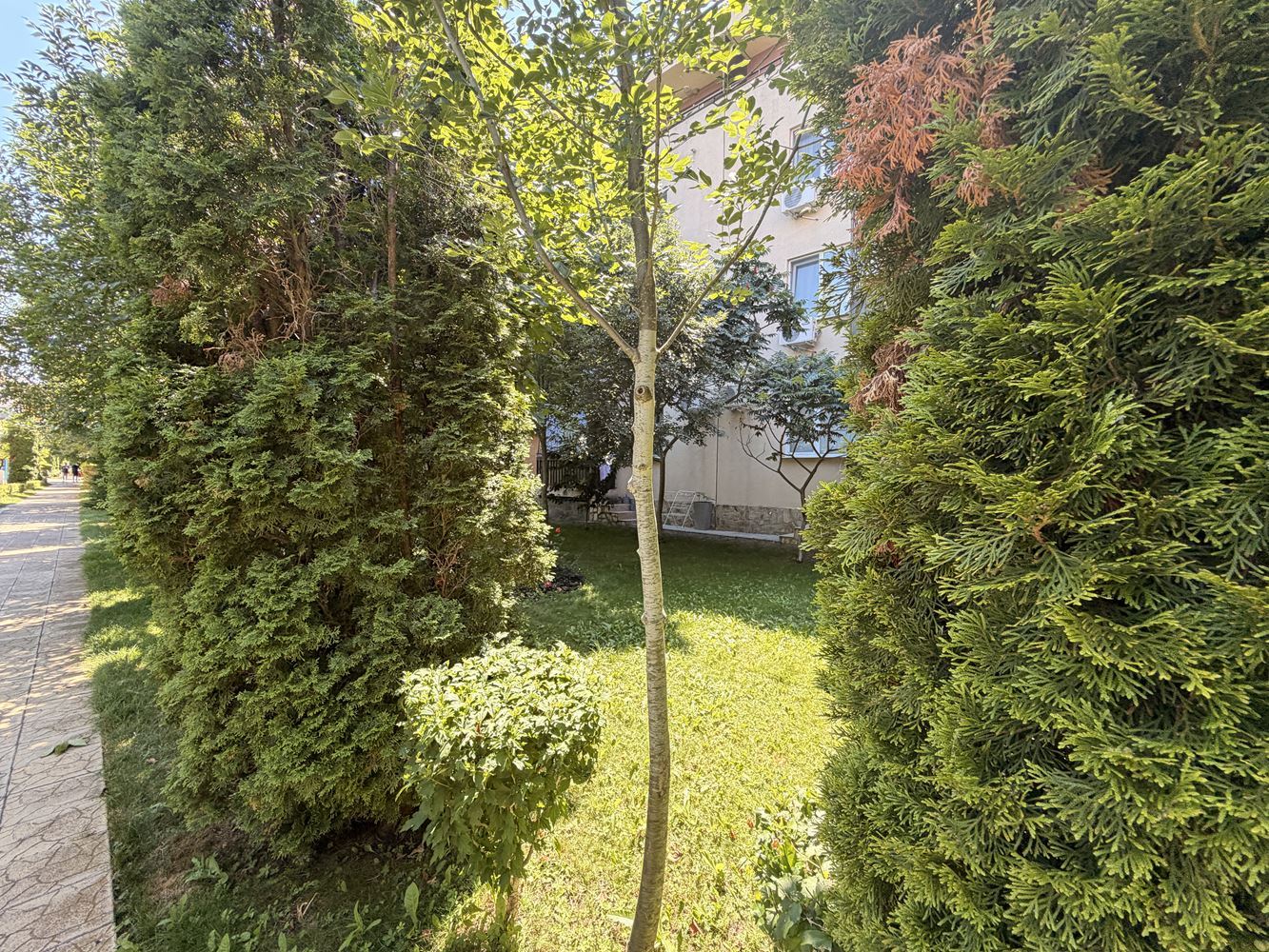 Prostorný apartmán se dvěma ložnicemi ve Slunečném pobřeží – panoramatický výhled a klidná lokalita
