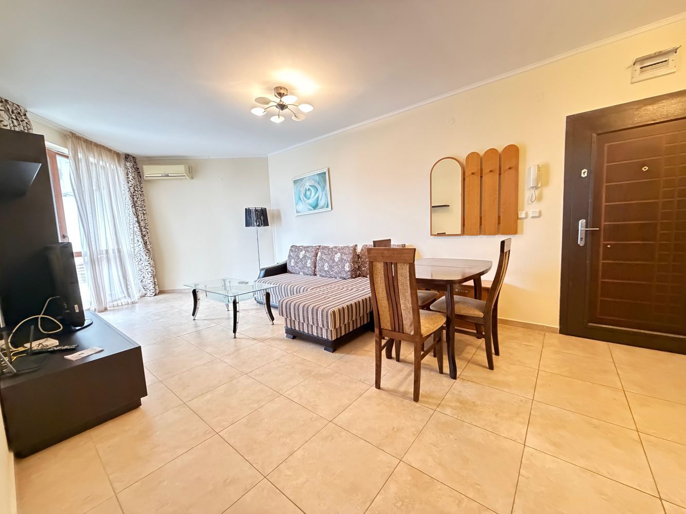 Apartmán se dvěma ložnicemi a výhledem na bazén v Nesebaru – prostor, komfort a výborná lokalita pouhých 300 metrů od moře