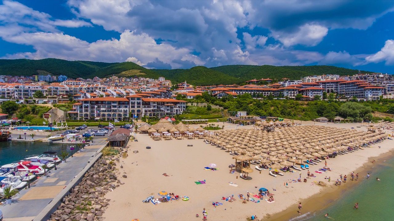 Apartmán v první linii ve Sveti Vlas – stylová nemovitost u pláže a jachetního přístavu „Marina Dinevi“