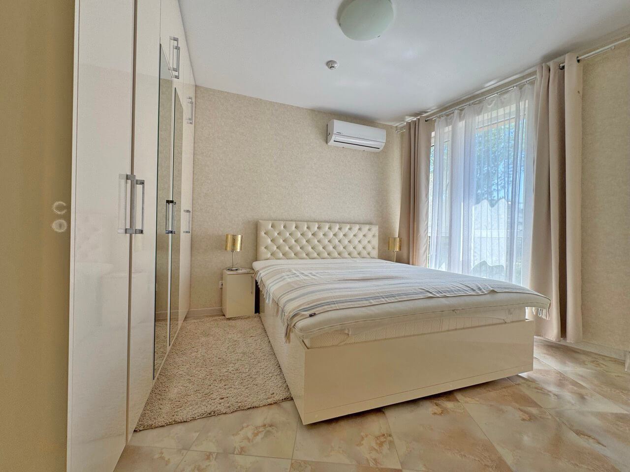 Světlý a stylový apartmán s jednou ložnicí v luxusním komplexu v Sunny Beach – vynikající volba pro bydlení a odpočinek