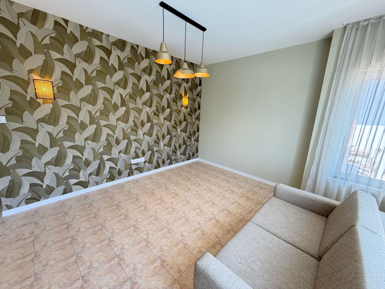 Světlý a prostorný apartmán s jednou ložnicí a krásným výhledem na bazén na hranici Slunečného pobřeží a Svatého Vlasu