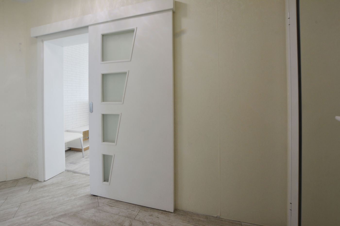 Luxusní třípokojový apartmán s výhledem na moře na první linii v Ravdě – 114 m², dvě terasy a maximální komfort