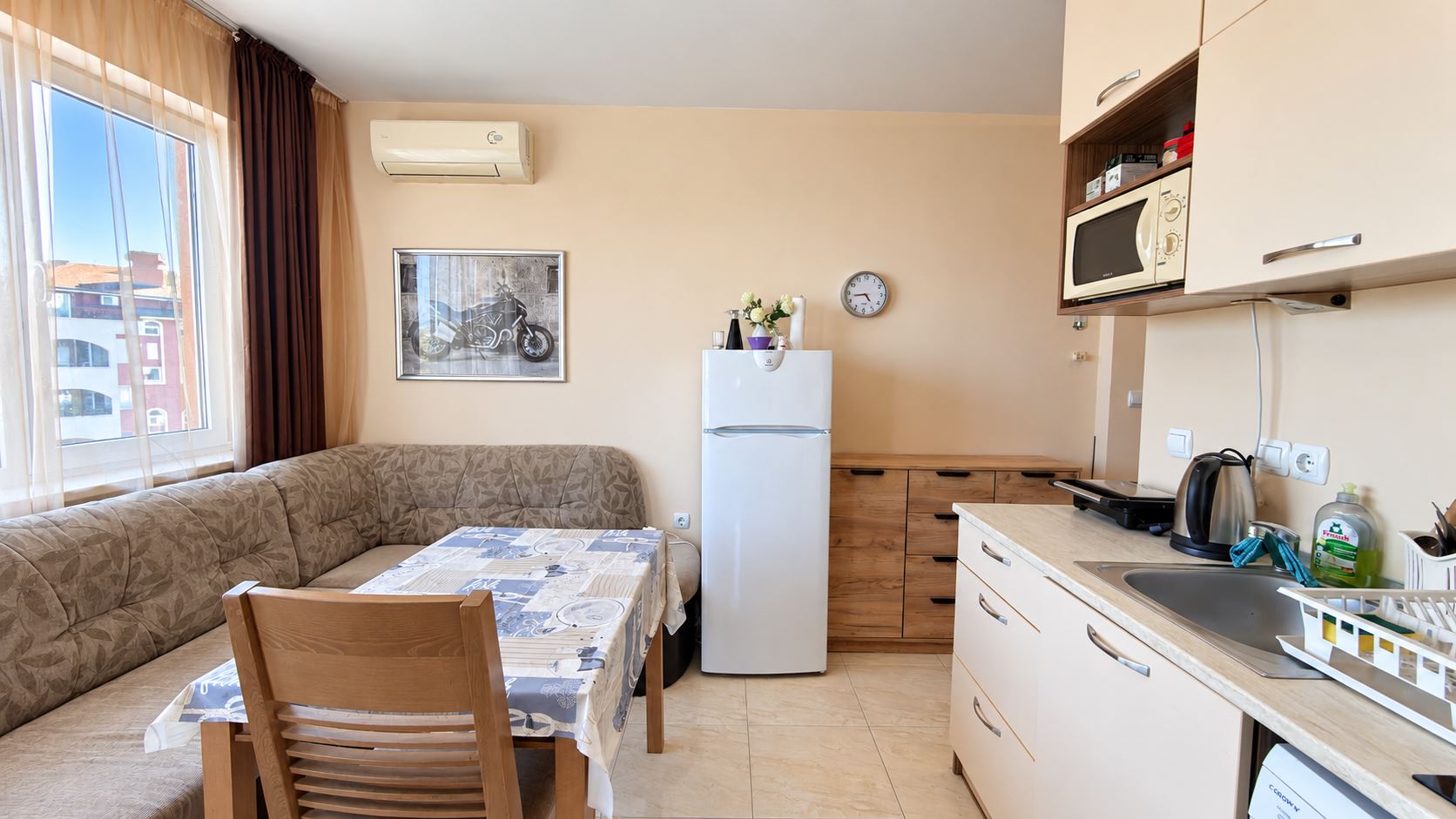 Útulný menší apartmán s jednou ložnicí v komplexu s bazénem a nepřetržitou ostrahou