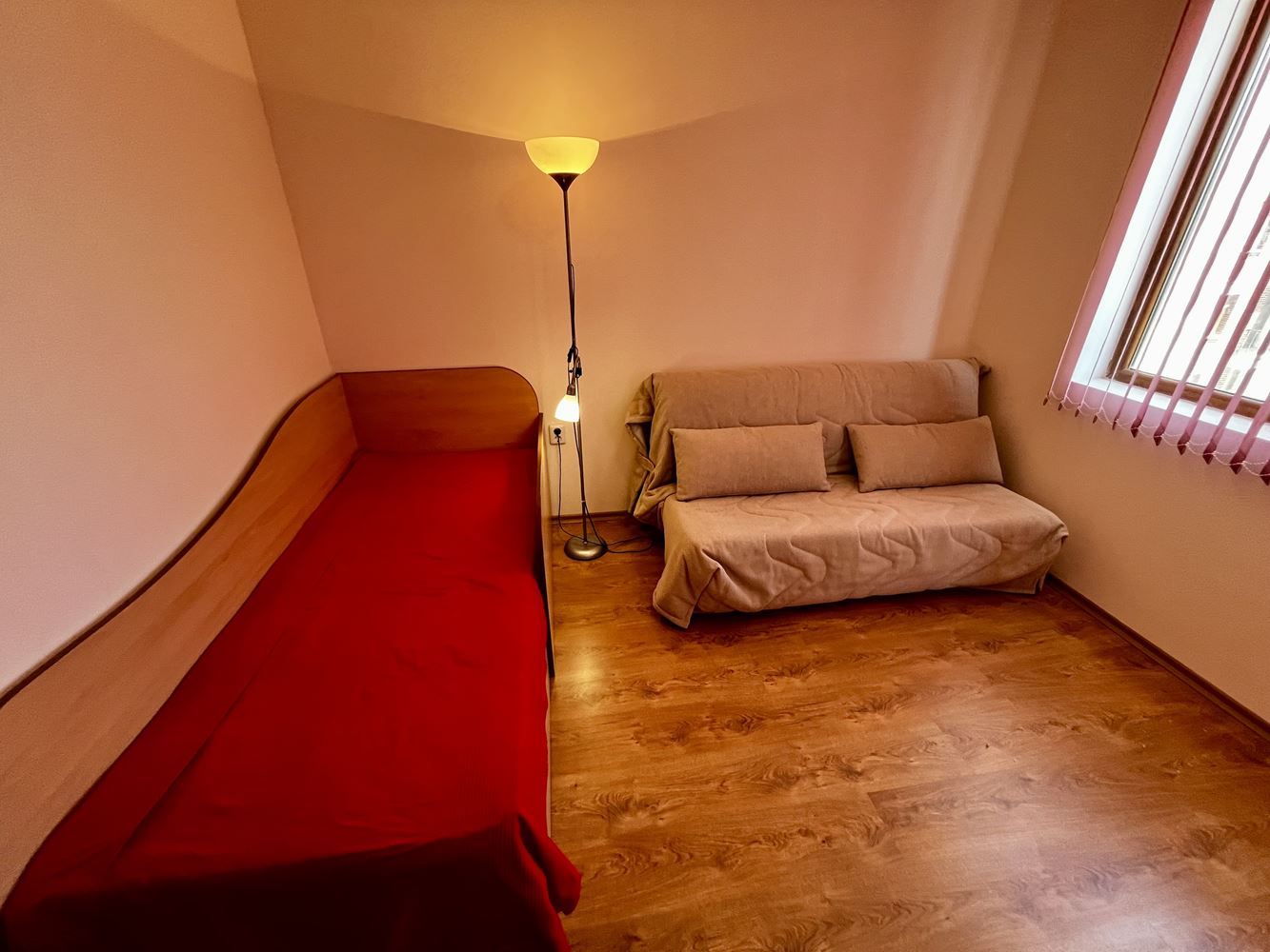 Mořský komfort a klid v blízkosti Nesebaru! Zařízený apartmán s jednou ložnicí s výhledem na bazén v luxusním uzavřeném komplexu